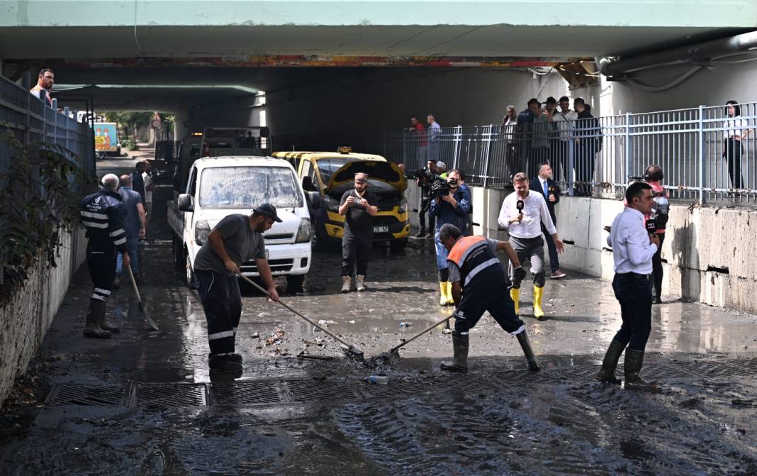 İstanbul'da sağanak hayatı felç etti! Araçlar sular altında kaldı 50